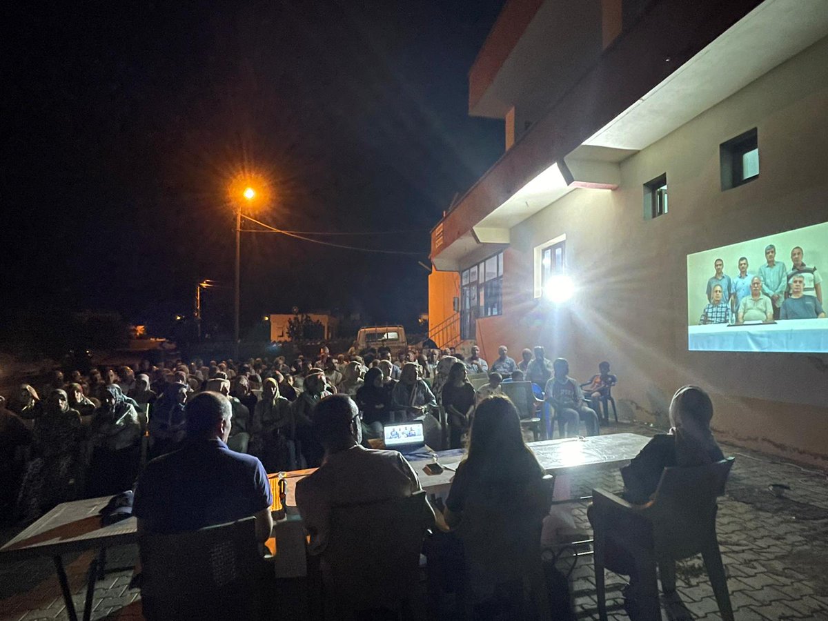 Barış ve Demokratik Toplum Buluşmaları kapsamında Bozova ilçesine bağlı Qilîx (Kılıçören) Köyü’nde halk toplantısı gerçekleştirdik. Köy halkıyla bir araya gelerek taleplerini ve önerilerini dinledik.

Di çarçoveya Civînên Aştî û Civaka Demokratîk de, me li Gundê Qilîx (Kılıçören)