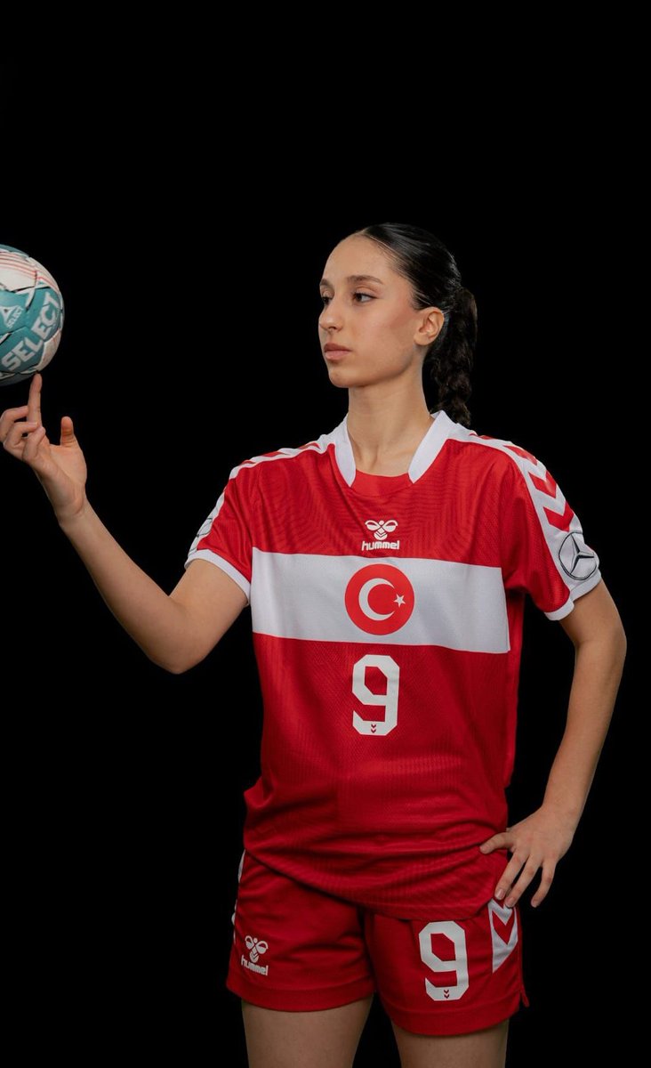 📍 BİNGÖL’DEN MİLLİ TAKIMA! 🇹🇷

Bingöl’ün ilk Kadın Hentbol Milli Takım sporcusu Berfin YÜRÜYÜCÜ, EHF 2025 U17 Avrupa Şampiyonası’nda Ay-Yıldızlı formayla sahada olacak! 💫🔥

📆 30 Temmuz – 11 Ağustos
📍 Podgorica / Karadağ

Sporcumuzu ve Antrenörlerimizi tebrik ediyoruz.