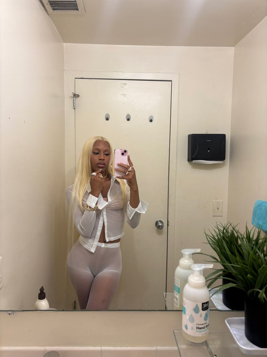 Novaxdiior's tweet photo. Your girlfriend would never be this hot… lol gn.🐇🤍✨ https://t.co/HoVZMf3lLC