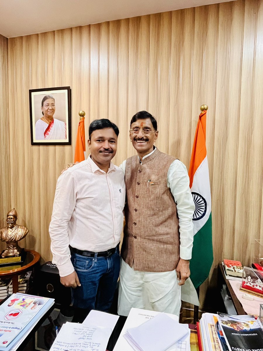 Sunny Sharad (@sunny_sharad) on Twitter photo दिल्ली में केंद्रीय रक्षा राज्य मंत्री <a href="/SethSanjayMP/">Sanjay Seth</a> जी के आवास पर सुबह पहुंचा तो देखा एक वृद्ध महिला बाहर ज़मीन पर बैठी है। अंदर जैसी ही इसकी जानकारी संजय सेठ जी को मिली उन्होंने तुरंत महिला को अंदर बुलाया और उनकी समस्या सुनी। वृद्ध रोने लगी तो उन्होंने संबंधित अधिकारी से बात दिल्ली में केंद्रीय रक्षा राज्य मंत्री <a href="/SethSanjayMP/">Sanjay Seth</a> जी के आवास पर सुबह पहुंचा तो देखा एक वृद्ध महिला बाहर ज़मीन पर बैठी है। अंदर जैसी ही इसकी जानकारी संजय सेठ जी को मिली उन्होंने तुरंत महिला को अंदर बुलाया और उनकी समस्या सुनी। वृद्ध रोने लगी तो उन्होंने संबंधित अधिकारी से बात