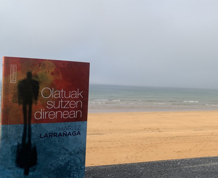 Bukatu berri dudan liburua. Asko merezi du, asko diafrutatu dut eta asko emozionatu nau.

Zinez gomendagarria.