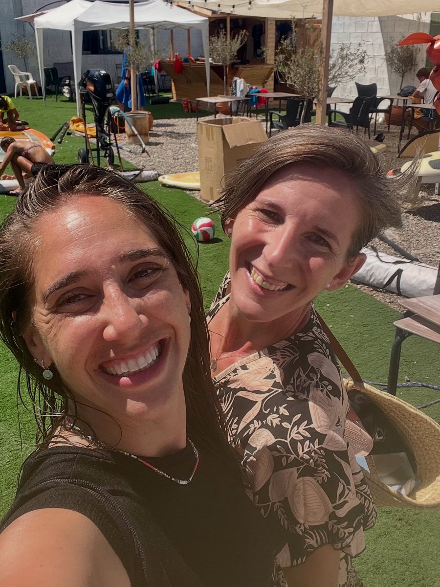 JuntasEsMejor's tweet image. ✨ Sonrisas al natural, con sal, sol y calor. Porque entrenar juntas es más que fuerza: es vínculo, energía y apoyo real. 

Gracias por formar parte de esta comunidad que empuja, celebra y sostiene una vida activa y consciente. Seguimos, porque juntas es mejor💛💪🏽
#JuntasEsMejor