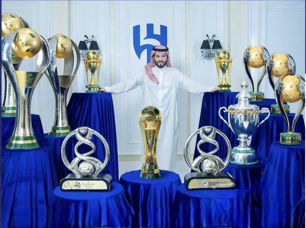 🔴🔴🔴.. نعم كنت اتمنى ان يستمر #فهد_بن_نافل اقل شي لحد .. الخصخصة ..!!
اما وان ابتعد الأن بعد 6 مواسم حافلة بالبطولات والإنجازات فهذا لا يعني بأن #الهلال سيتوقف عن ممارسة هوايته بتحقيق البطولات التي لم تتوقف و لم تتأثر برحيل رئيس او نجم وكلنا ثقة بالله ثم برجالات .. #الهلال ..!!