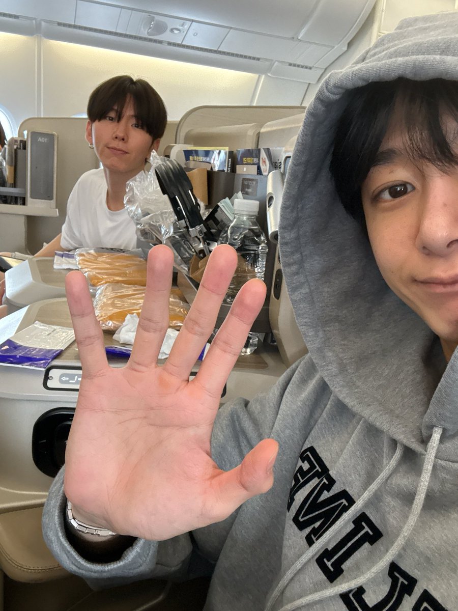 hyungwonspace's tweet photo. it’s so cute how hyungwon takes photos with kihyun every time they are on airplane 💗 https://t.co/iEAQp3YM8s