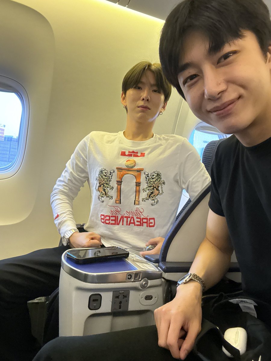 hyungwonspace's tweet photo. it’s so cute how hyungwon takes photos with kihyun every time they are on airplane 💗 https://t.co/iEAQp3YM8s