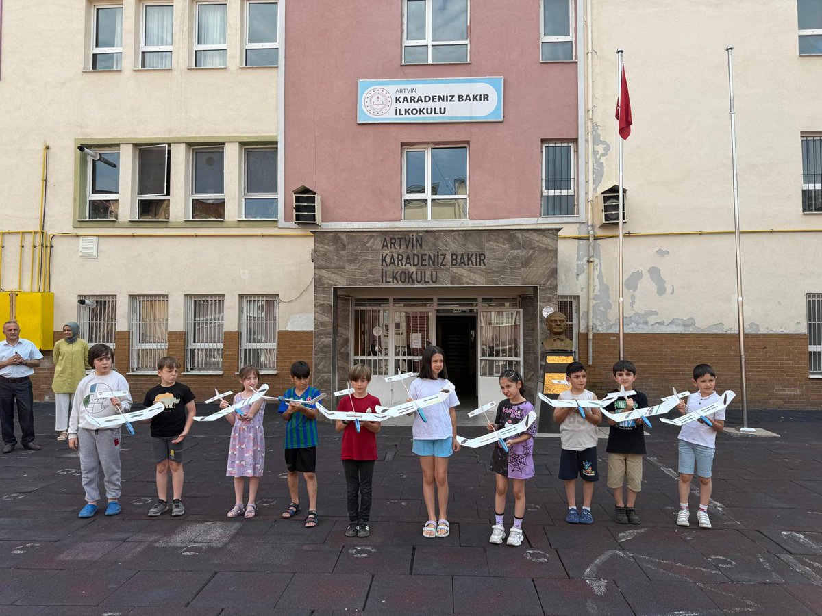 İl Milli Eğitim Müdürü Fahri Acar, Halk Eğitimi Merkezi tarafından, Artvin Türk Hava Kurumu iş birliğiyle Karadeniz Bakır İlkokulunda açılan model uçak kursu etkinliğine katıldı.
<a href="/tcmeb/">Millî Eğitim Bakanlığı</a> <a href="/Yusuf__Tekin/">Yusuf Tekin</a> <a href="/artvinvaliligi/">T.C. Artvin Valiliği</a> <a href="/FahriAcar08/">Fahri Acar</a>
facebook.com/share/p/14Ft85…