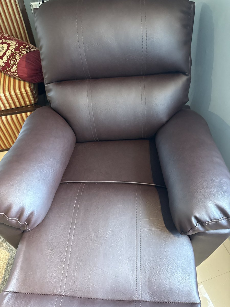 RishiVaidy60333's tweet image. @WakefitCo @SupportWakefit 

Received this sofa yesterday — seating space is shockingly small, barely the size of my hand. Recliner slips back constantly. I want a return &amp;amp; full refund. No replacement. Respond ASAP. #Wakefit #ReturnRequest