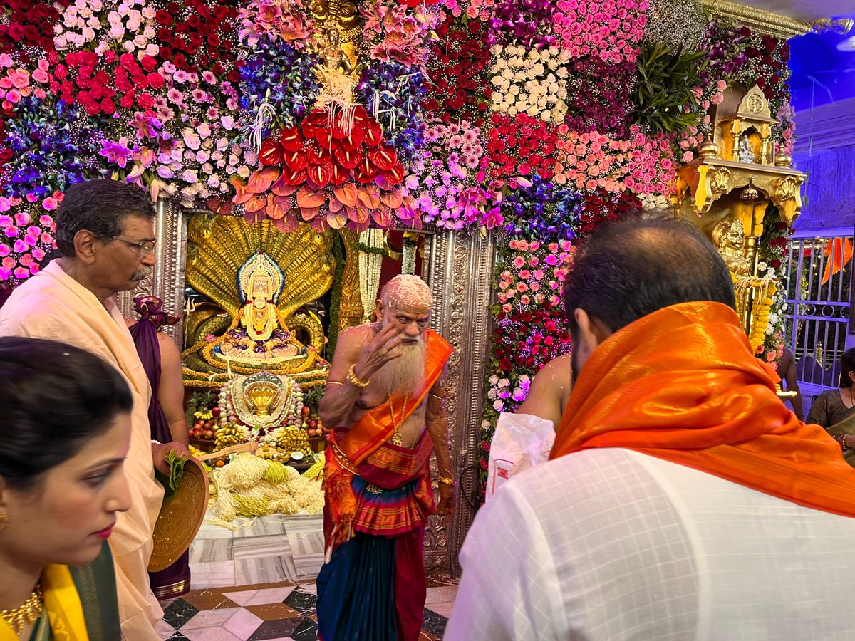 🔱 नागपंचमीच्या शुभदिनानिमित्त पवित्र दर्शन 🔱

नागपंचमीच्या पावन निमित्ताने पवई येथील श्री सुवर्णं मंदिरात जाऊन दर्शन घेतले.
या शुभदिनी सर्वांच्या आयुष्यात सुख, समृद्धी, आरोग्य आणि शांती लाभो, हीच ईश्वरचरणी प्रार्थना.

नागदेवतेच्या कृपेने सर्वांचे जीवन आनंदमय आणि निरोगी व्हावे,