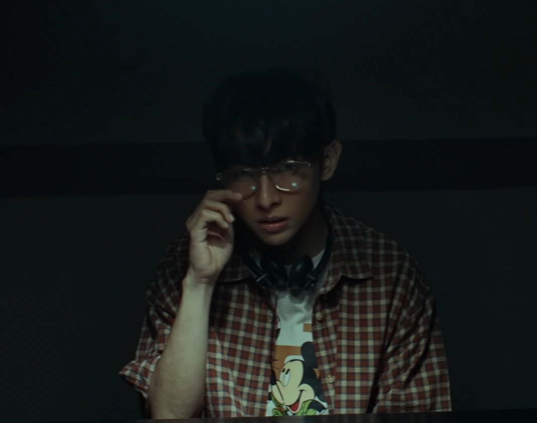 mummaa_mary's tweet image. Ako lang ba? I see Justin as a PSYCHO here 🫣 Yung mga mannerisms nya, tapos sya pa yung hindi mo mapagkakamalan kasi maamo yung mukha. Literal na wolf in sheep&apos;s clothing. I wan&apos;t Justin in a psycho movie!! 

UMAALIGID MUSIC FILM
@SB19Official #SB19
@JustSarahG #SarahGeronimo