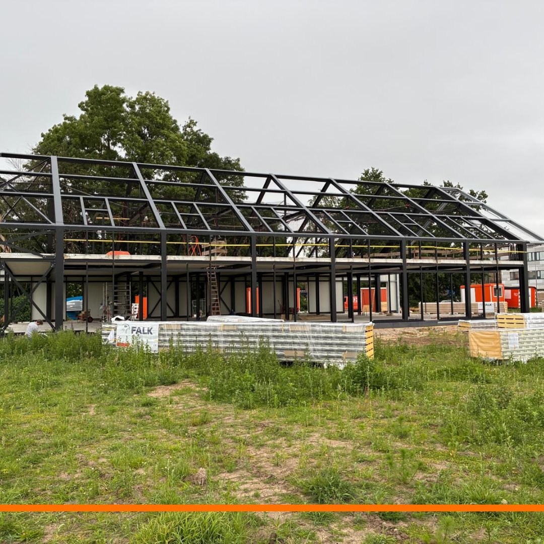 koelewijnbouw's tweet photo. 🏗️ 𝗕𝗼𝘂𝘄𝘂𝗽𝗱𝗮𝘁𝗲: 𝗯𝗲𝗱𝗿𝗶𝗷𝗳𝘀𝗽𝗮𝗻𝗱 𝗣𝗿𝗼𝗳𝗶𝗲𝗹𝗱

Het nieuwe pand van Profield is in aanbouw aan de Amersfoortseweg in Bunschoten-Spakenburg. Het frame van het gebouw staat en een deel van de gevelbeplating is al geplaatst! https://t.co/AJD8IEG7vB