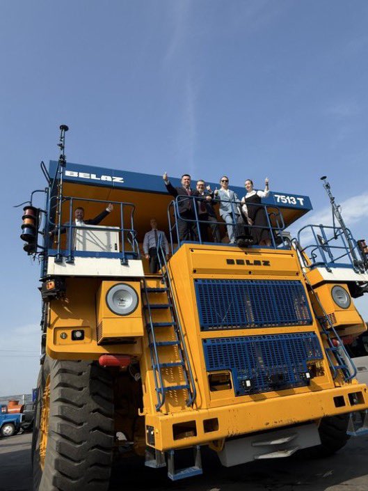 BelarusTurk_tr's tweet photo. 🇧🇾🚛 Diplomatik misyon şefleri BELAZ’ı ziyaret etti!
💪 #Belarus mühendisliğinin devleriyle tanıştılar:
✅ Olağanüstü ölçekli makineler
✅ Hassasiyetin ve güvenilirliğin örnekleri
✨ “#BELAZ – Belarus’un yapıcı gücünün simgesidir!”
🏭 Teknolojik egemenliğimizle gurur duyuyoruz! https://t.co/UI9QdRNF8O