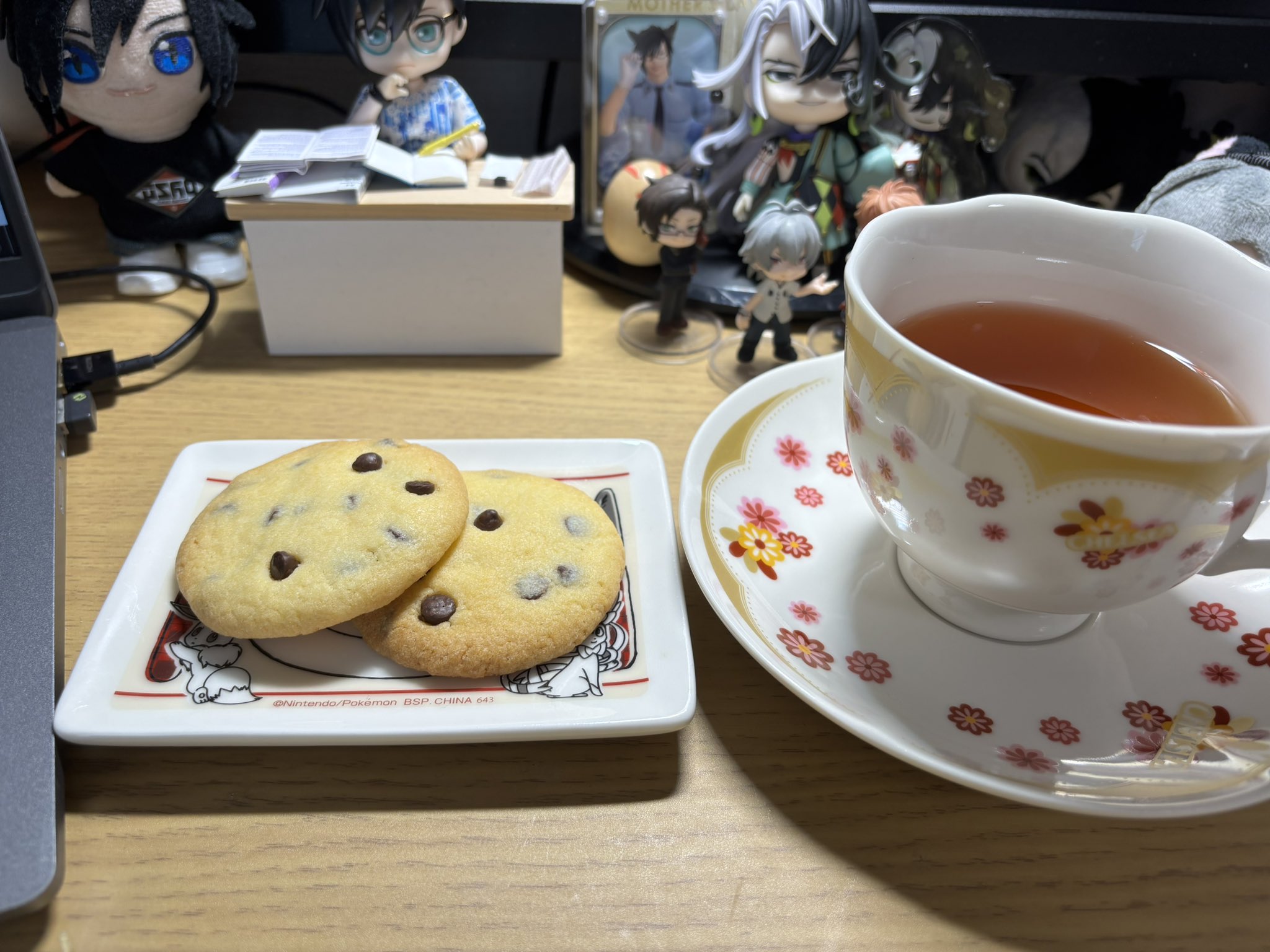 小*1様 チョコチップクッキーおねえさんの編みぐるみブローチ〇 チョコチップとくるみのアメリカンクッキー by mari