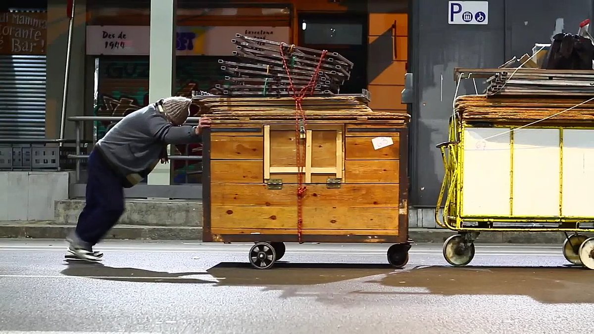 💭 Els carros de fusta són com vells narradors del mercat.
Cruixen mentre carreguen històries cap a cada parada del Mercat. #MercatDominicaldeSantAntoni #Carros #Tradició #Barcelona
#Queferelsdiumenges #SantAntoniDesde1937