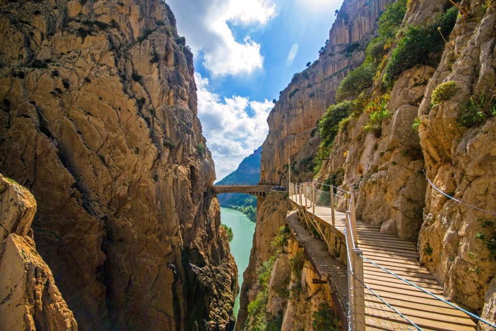 Paco Correal (@correalpaco) on Twitter photo El Caminito del Rey. A veces se nos olvida que Málaga y Sevilla son provincias limítrofes. La mejor manera de comprobarlo es coger el tren en la estación Santa Justa de Sevilla para bajarse en la María Zambrano de Málaga
#CuchilloSinFilo <a href="/diariosevilla/">Diario de Sevilla</a>
diariodesevilla.es/opinion/articu… El Caminito del Rey. A veces se nos olvida que Málaga y Sevilla son provincias limítrofes. La mejor manera de comprobarlo es coger el tren en la estación Santa Justa de Sevilla para bajarse en la María Zambrano de Málaga
#CuchilloSinFilo <a href="/diariosevilla/">Diario de Sevilla</a>
diariodesevilla.es/opinion/articu…