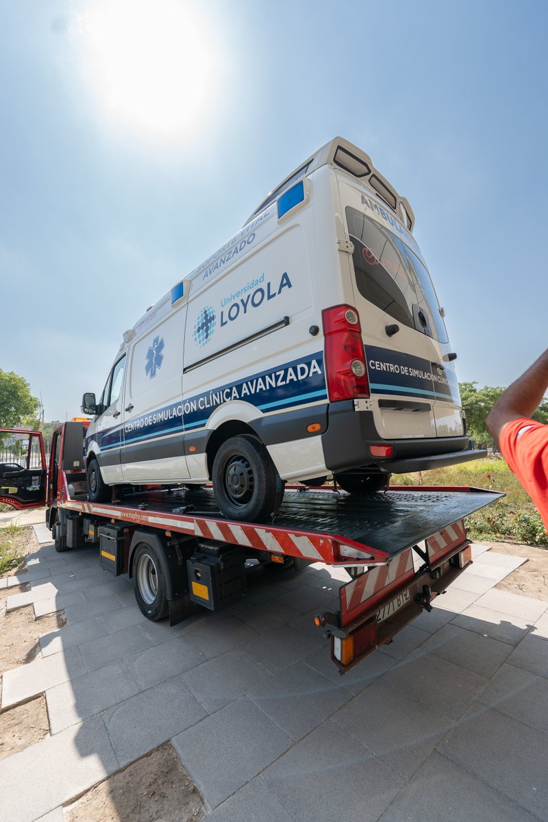 LoyolaAnd's tweet image. 🎉 Gracias #Iturri por cedernos una ambulancia para nuestro Centro de Simulación Clínica Avanzada. En la Universidad Loyola dotamos a nuestros estudiantes de Ciencias de la Salud de prácticas reales, formación práctica de altura y excelentes oportunidades de empleabilidad. 🩵