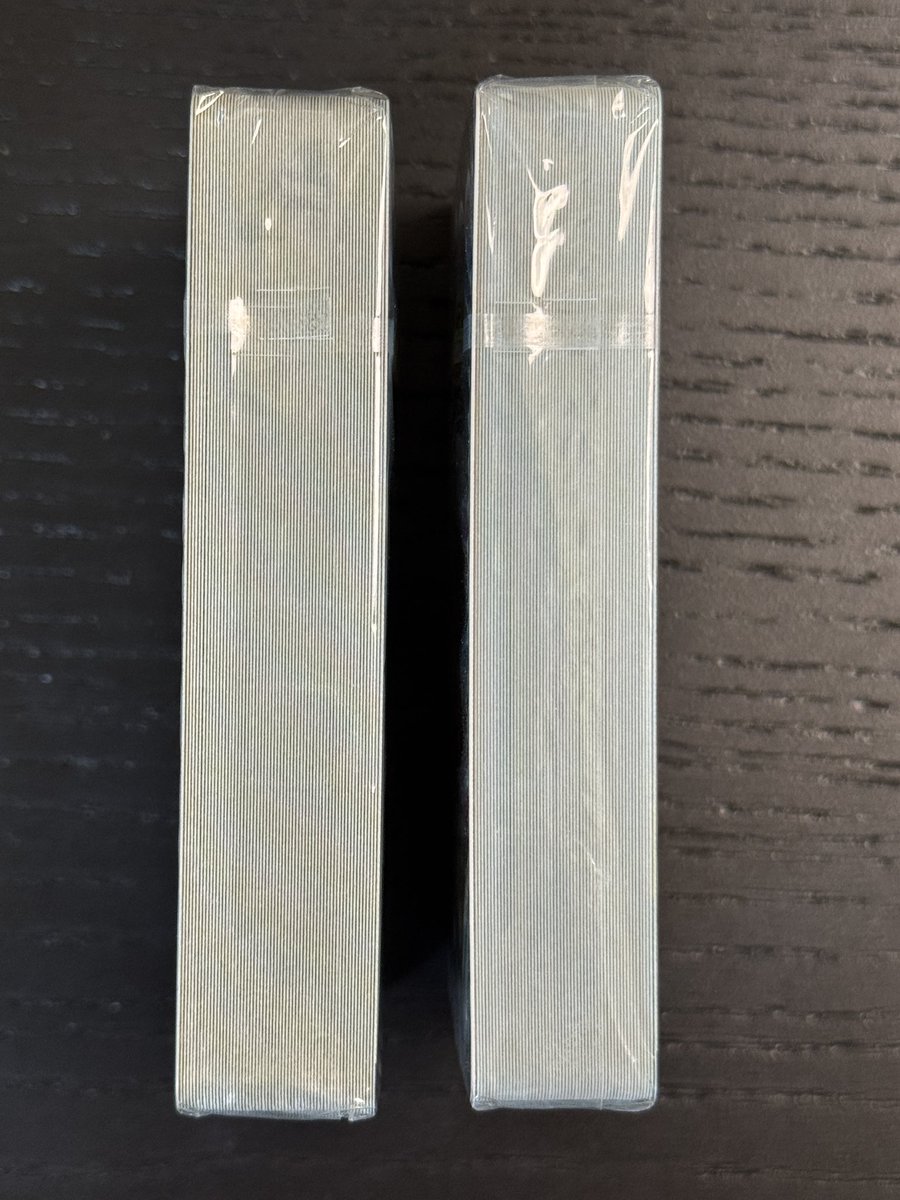 😇有識者の方教えてください😇
横浜のピカチュウって偽物ありますか？笑

スニダンで買った横浜、

光り方
色の出方
ホロの感じ
紙の厚み

が他と違って違和感しかないんですが...😇

右側が偽物じゃないかと思っている方です。
どう思います？