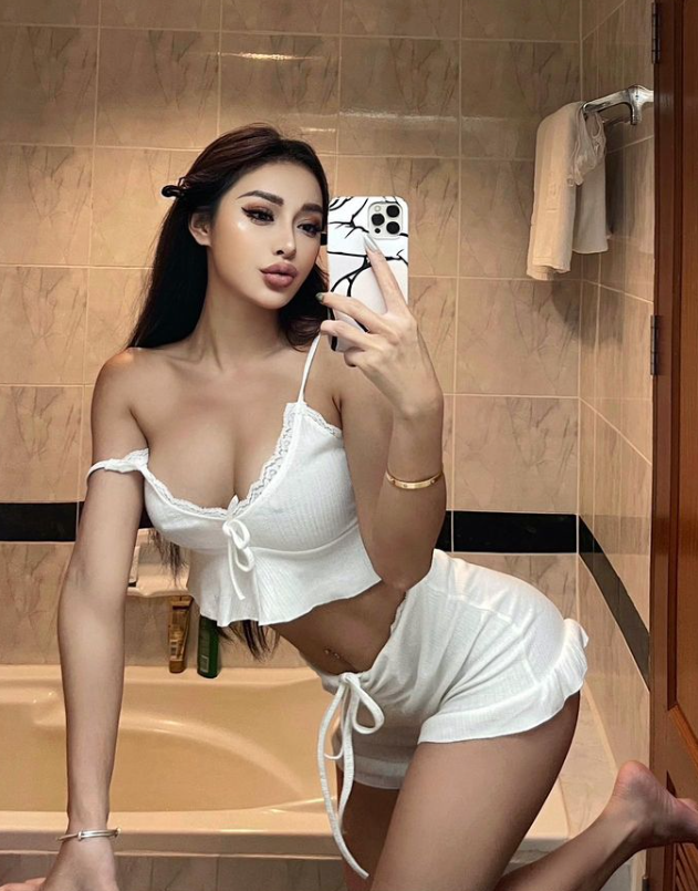 今天不退房了 昨晚的哥哥有事提前走了 没尽兴 能来的点赞评论 合适的我会主动私信你  性感蜜桃臀