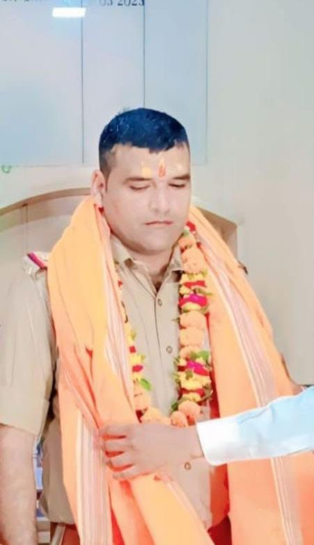 Shyam Meera Singh (@shyammeerasingh) on Twitter photo ये मथुरा का दरोग़ा- कपिल नागर है, जिसने एक गरीब किसान को थाने में बुलाकर बुरी तरह पीटा, उसके अंडकोषों में लातें मारीं। क्योंकि किसान ने सीएम पोर्टल पर दरोग़ा द्वारा 20 हज़ार रुपए रिश्वत माँगने की शिकायत कर दी थी।<a href="/yadavakhilesh/">Akhilesh Yadav</a> <a href="/myogiadityanath/">Yogi Adityanath</a> ये मथुरा का दरोग़ा- कपिल नागर है, जिसने एक गरीब किसान को थाने में बुलाकर बुरी तरह पीटा, उसके अंडकोषों में लातें मारीं। क्योंकि किसान ने सीएम पोर्टल पर दरोग़ा द्वारा 20 हज़ार रुपए रिश्वत माँगने की शिकायत कर दी थी।<a href="/yadavakhilesh/">Akhilesh Yadav</a> <a href="/myogiadityanath/">Yogi Adityanath</a>