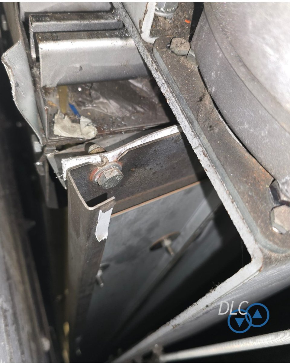 Emergency call-out 🚨
A goods lift door was forced out of position, hitting the landing and tearing into the roof and wall panels. Our team secured the area and repairs are underway.

#DirectLiftCompany #LiftEngineers #GoodsLift #LiftRepairs #LiftMaintenance #UKLiftServicing