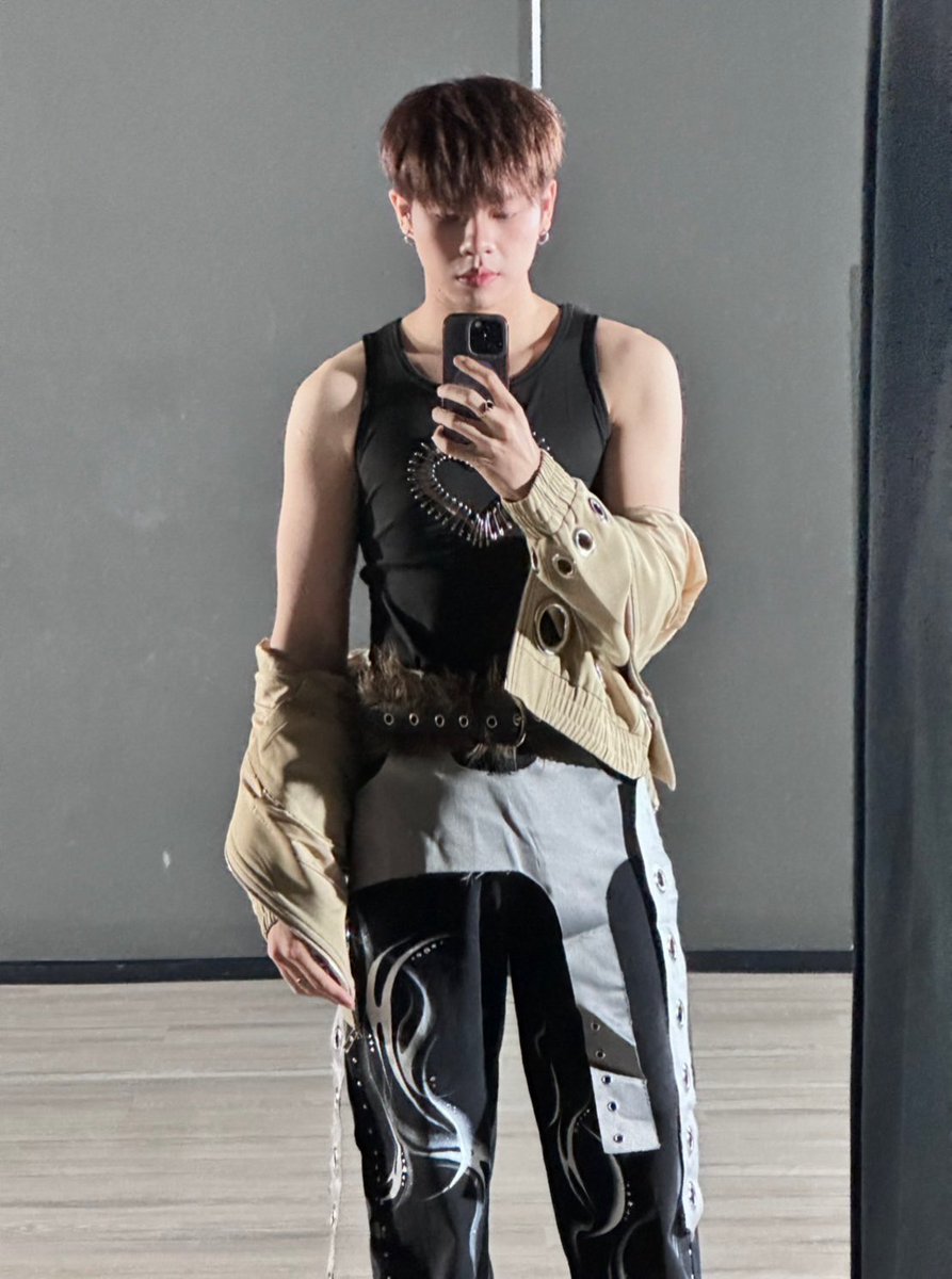 howls_tothemoon's tweet photo. The point about cohesion with their outfits from #HOWLS_DebutShowcase can also be made with #TERKNTW, whose look once again prominently features safety pins. 

I found the usage of safety pins and zippers to spell out #HOWLS very cool and creative. 

#PraewTalk2025xHOWLS

[6/10] https://t.co/jlonra5TLL