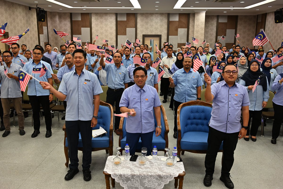 JKR Selangor (@jkrselangor) on Twitter photo Pelancaran Sambutan Bulan Kemerdekaan Ke-68 bertempat di Dewan Anggerik Kompleks Ibu Pej. JKR Selangor.Majlis pelancaran telah disempurnakan oleh Ir. Hj. Shukri bin Ishak - Pengarah JKR Selangor
Laporan penuh..
facebook.com/share/15dpBmtH…
<a href="/Irshukriishak/">Ir. Shukri Bin Ishak</a> <a href="/IPJKR_Official/">JKR Malaysia Rasmi</a> <a href="/moworksmy/">Kementerian Kerja Raya Malaysia</a> Pelancaran Sambutan Bulan Kemerdekaan Ke-68 bertempat di Dewan Anggerik Kompleks Ibu Pej. JKR Selangor.Majlis pelancaran telah disempurnakan oleh Ir. Hj. Shukri bin Ishak - Pengarah JKR Selangor
Laporan penuh..
facebook.com/share/15dpBmtH…
<a href="/Irshukriishak/">Ir. Shukri Bin Ishak</a> <a href="/IPJKR_Official/">JKR Malaysia Rasmi</a> <a href="/moworksmy/">Kementerian Kerja Raya Malaysia</a>