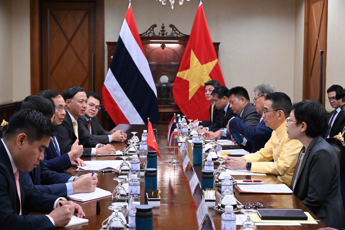 Yesterday in Bangkok, 🇹🇭 FM <a href="/AmbPoohMaris/">Maris Sangiampongsa</a> and I had a productive discussion on how 🇻🇳 and 🇹🇭 can further enhance bonds between our people and localities, especially by empowering the Thai-Vietnamese community in 🇹🇭 as a bridge to deepen 🇻🇳-🇹🇭 Comprehensive Strategic Partnership.