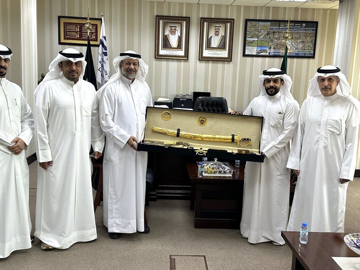 RASkuwait's tweet image. كرمت نقابة الطرق مدير ادارة السكة الحديد وإدارة الدراسات المرورية م ممدوح العنزي بمناسبة انتهاء أعماله في الهيئة العامة للطرق للتقاعد
بحضور عدد من مدراء ادارات الهيئة وفريق السكة الحديد في الهيئة.

شاكرين له كل جهوده منذ بدأ عمل هيئة الطرق، ونسأل الله له التوفيق في خطواته القادمة