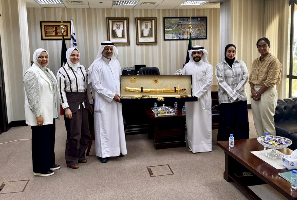 RASkuwait's tweet image. كرمت نقابة الطرق مدير ادارة السكة الحديد وإدارة الدراسات المرورية م ممدوح العنزي بمناسبة انتهاء أعماله في الهيئة العامة للطرق للتقاعد
بحضور عدد من مدراء ادارات الهيئة وفريق السكة الحديد في الهيئة.

شاكرين له كل جهوده منذ بدأ عمل هيئة الطرق، ونسأل الله له التوفيق في خطواته القادمة