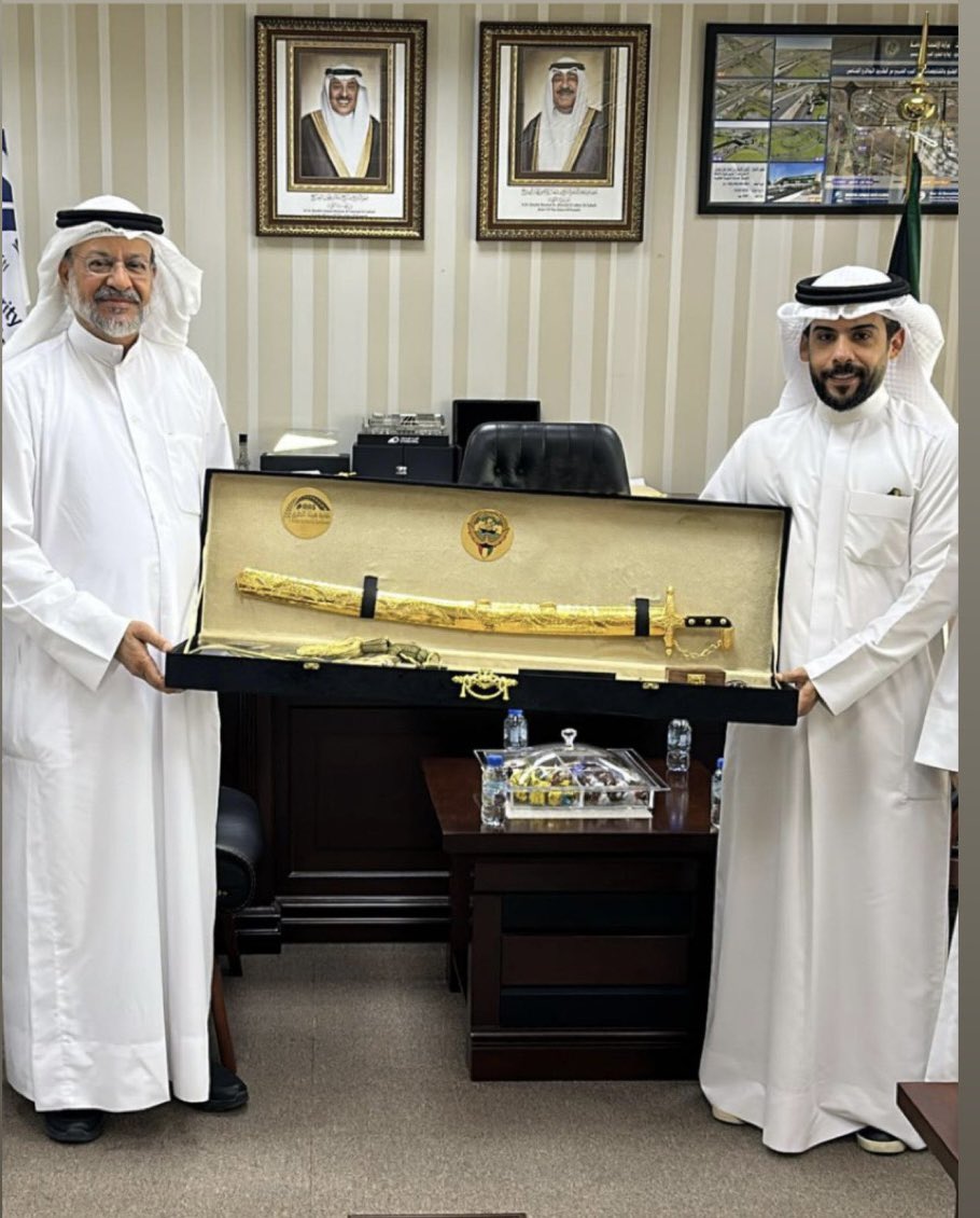 RASkuwait's tweet image. كرمت نقابة الطرق مدير ادارة السكة الحديد وإدارة الدراسات المرورية م ممدوح العنزي بمناسبة انتهاء أعماله في الهيئة العامة للطرق للتقاعد
بحضور عدد من مدراء ادارات الهيئة وفريق السكة الحديد في الهيئة.

شاكرين له كل جهوده منذ بدأ عمل هيئة الطرق، ونسأل الله له التوفيق في خطواته القادمة