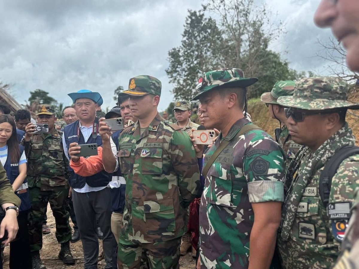 An Indonesian Army #TNIAD colonel is among foreign military attachés/observers who visited the An Ses border checkpoint in Cambodia's Preah Vihear Province to inspect the implementation of 🇰🇭🇹🇭 ceasefire agreement (30/7)

In the quoted video, a Cambodian military official accuses