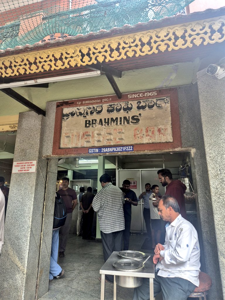 wisssppp's tweet image. Sells the best idly ever! 😋