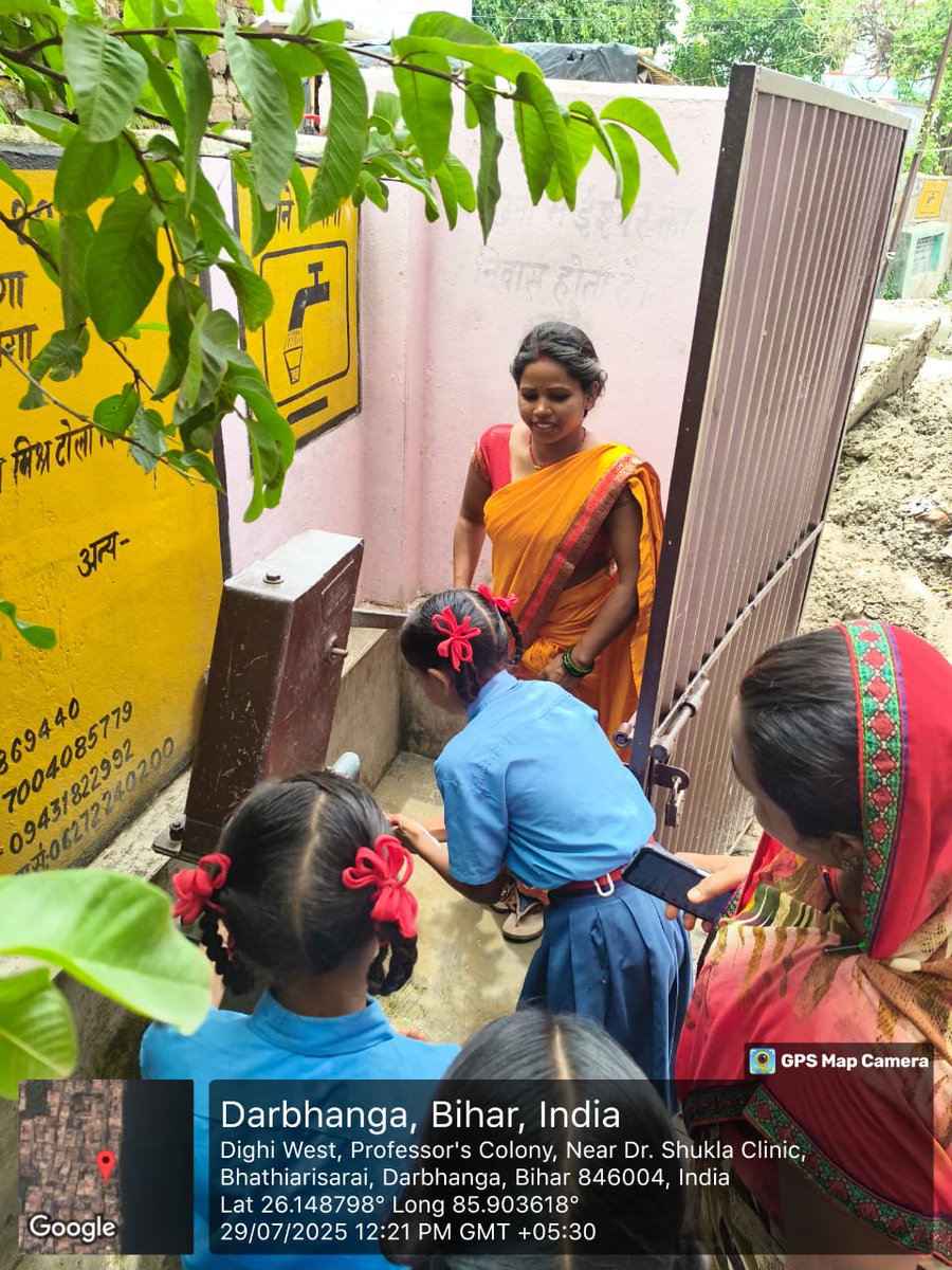 "सफाई अपनाओ, बीमारी भगाओ" अभियान के तहत दरभंगा नगर निगम के स्वच्छता साथियों ने स्कूली बच्चों को गंदगी से होने वाली बीमारियों के बारे में बताया और "स्वच्छ हाथ" अभियान चलाई।

#SafaiApnaoBimaariBhagao #SwachhSurvekshan2025 <a href="/UDHDBIHAR/">Urban Development & Housing Dept, Govt. of Bihar</a>