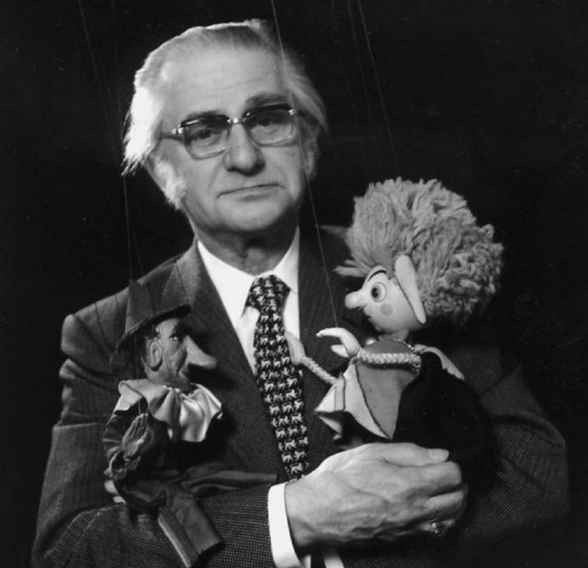 Walter Oehmichen (* 30. Juli 1901) war Schauspieler und Regisseur. Er gründete 1948 das Marionettentheater „Augsburger Puppenkiste", das mir und meinen Kindern viele schöne Stunden bescherte. 
Er starb am 2. November 1977