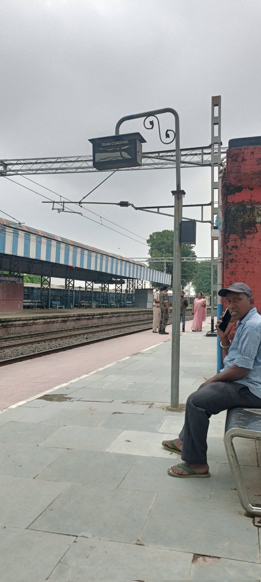 आदरणीय सर,
हजारीबाग रेलवे स्टेशन में कोच इंडिकेटर चालू करवाने का कृपा करें साथ ही यात्री शेड जर्जर हो चुका है,पैसेंजरों को परेशानी हो रही हैं।
कृपया मुसाफिरों के हित मे पहलकदमी दिखाने का कृपा करें
<a href="/drmdhnecr/">DHANBAD DIVISION</a> <a href="/RailwaySeva/">RailwaySeva</a> <a href="/ECRlyHJP/">East Central Railway</a> <a href="/RailwaySeva/">RailwaySeva</a> <a href="/GMSRailway/">Southern Railway</a>