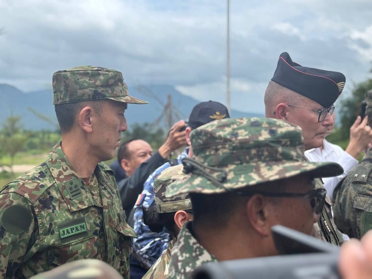 mysongstillsafe's tweet photo. Foreign military attaché inspected the An Ses border checkpoint, one of the fiercest battlegrounds in Preah Vihear Province, on July 30.

The Ministry of National Defense is leading the delegation to observe the situation firsthand following the ceasefire.

STAND WITH KHMER 
#ExposeThailandLies