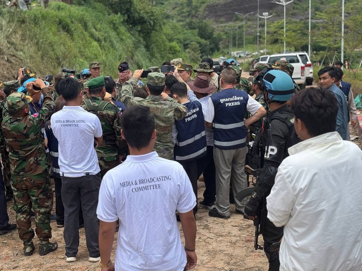 mysongstillsafe's tweet photo. Foreign military attaché inspected the An Ses border checkpoint, one of the fiercest battlegrounds in Preah Vihear Province, on July 30.

The Ministry of National Defense is leading the delegation to observe the situation firsthand following the ceasefire.

STAND WITH KHMER 
#ExposeThailandLies