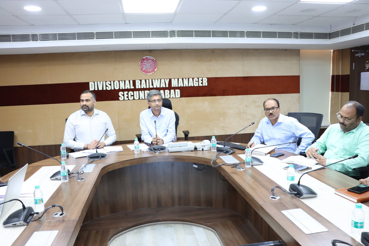 drmsecunderabad's tweet photo. Dr. R. Gopalakrishnan, Divisional Railway Manager/SC, #ADRM/HYB  #Sri. R.V. Karnan, Commissioner, Greater Hyderabad Municipal Corporation (GHMC) along with officials having Joint coordinating Meeting  
@Sanchalan  Bhavan, Secunderabad Divisional Office @SCRailwayIndia https://t.co/zSNUJiOw5t