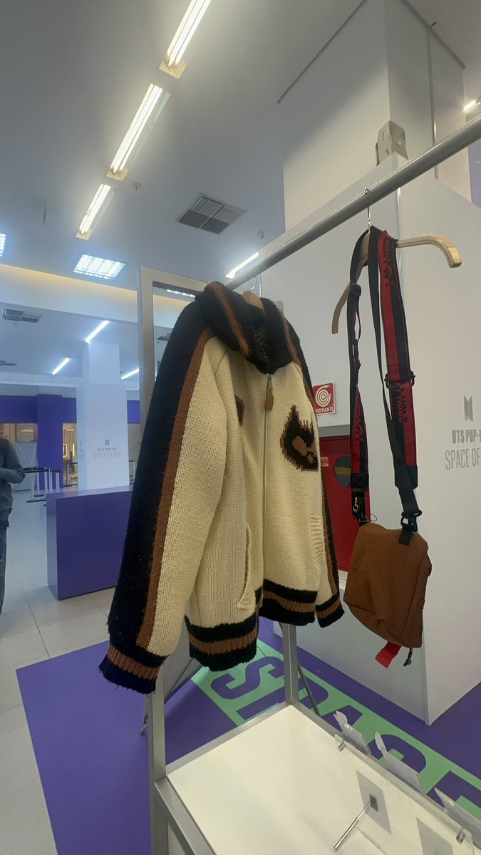 pieceof_joi's tweet photo. Fui al pop-up store de BTS en São Paulo!💜 Fue un sueño hecho realidad estar en un pop-up por primera vez 🥹
I went to the pop-up store of BTS in São Paulo! 💜 It was a dream come true to be in a pop-up for the first time 🥹
#SPACEOFBTS https://t.co/yQgsvzUsgw