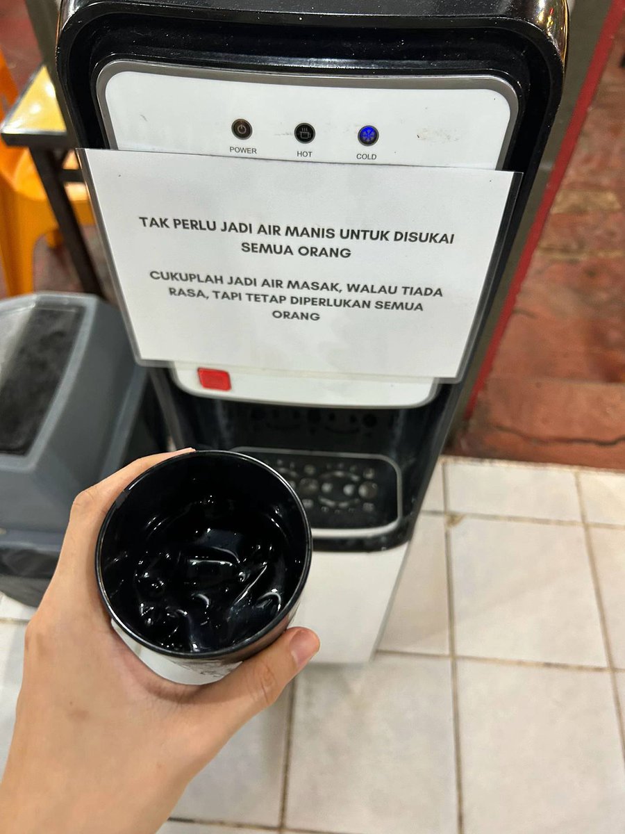 Berhentilah bandingkan diri kita dengan orang lain. Semua orang ada ‘masa’ sendiri. Dan masa setiap rang tak sama.

Berlumbalah dengan diri kita sendiri. Jadilah orang yang baik. Yang lebih kuat, lebih matang, dan lebih yakin dengan Allah.

Kredit 📸 : TT naazifamohd