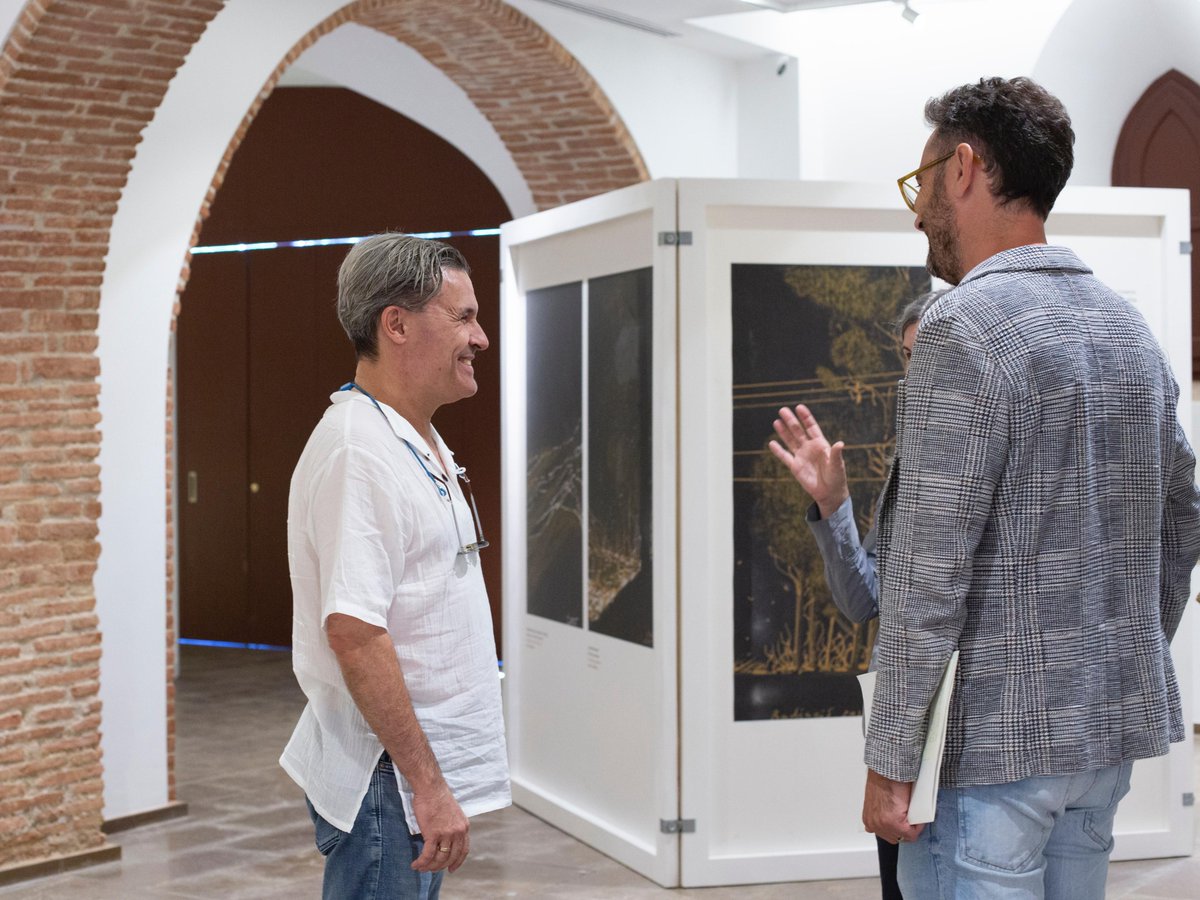 🔥 Ahir vam inaugurar al Castell de #Vilaseca l’exposició “Memòries incandescents” de Josep Serra.
Una mostra que ens fa repensar el foc no només com a amenaça, sinó com a força creativa, regeneradora i ancestral.
Us convido a visitar-la fins al 28 de setembre!
#culturavilaseca