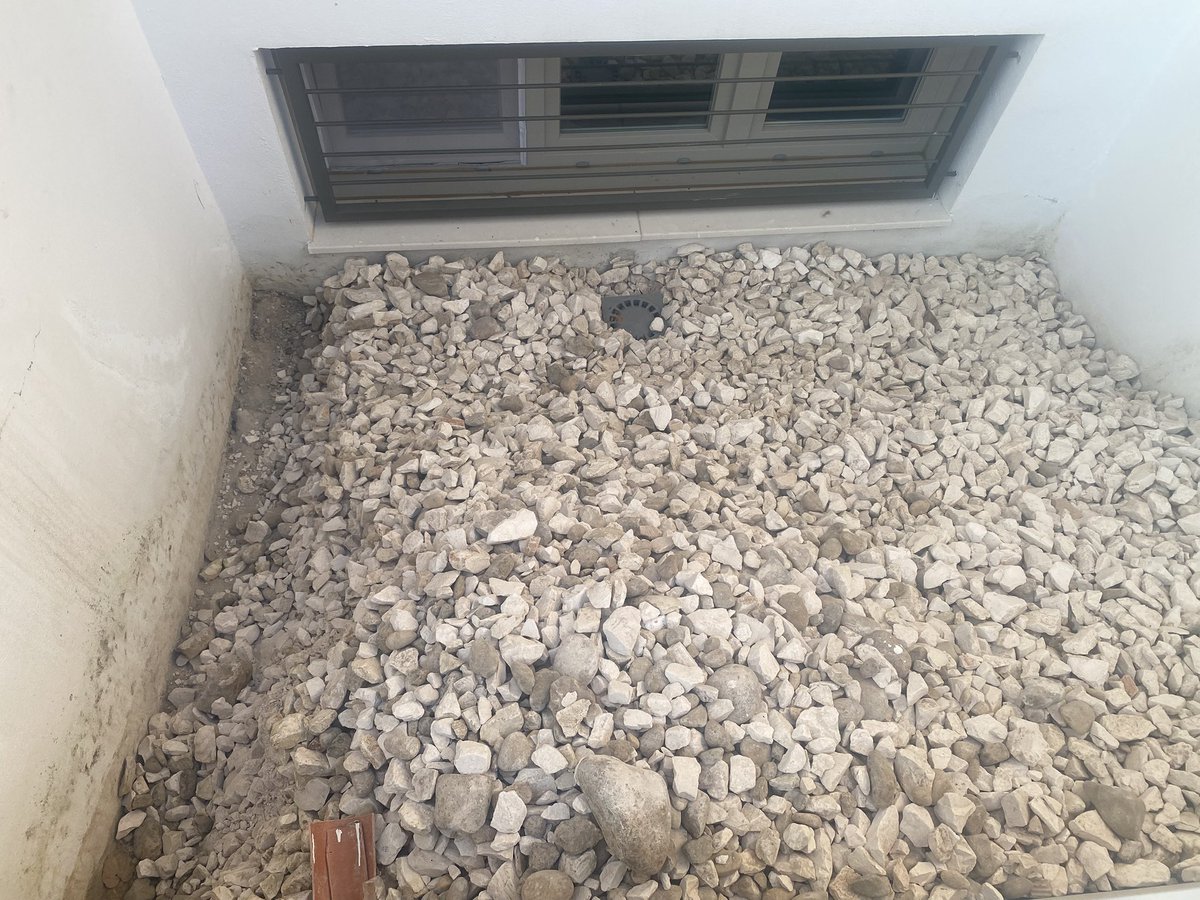 martanavber's tweet photo. Srs. Ingenieros y responsables de @NeinorHomes, ¿me pueden prometer que esto está impermeabilizado según proyecto técnico? https://t.co/Ws3lHlWVaa