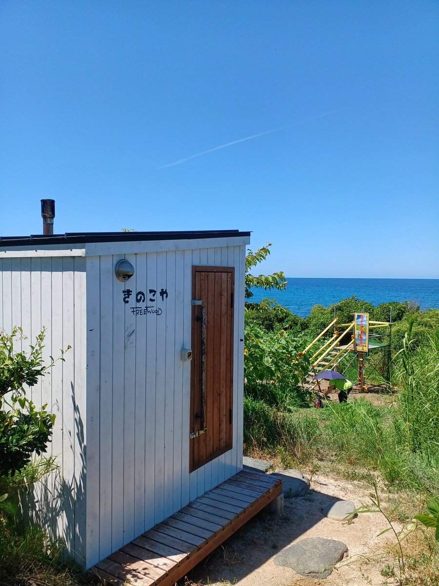 鳴り石の浜サウナの目の前にある花畑ではもうすぐ向日葵が開花を迎えます😆✨
一般的に海岸に向日葵を咲かせる事は難しく珍しい構図なのです🌻🌊
満開はお盆前ですかねぇ🤔

#鳴り石の浜サウナ
#海岸に咲く向日葵 
#サンフラワー