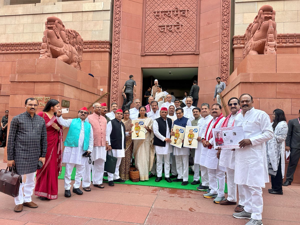 माननीय राष्ट्रीय अध्यक्ष श्री अखिलेश यादव जी समाजवादी पार्टी के माननीय सांसद गणों के साथ संसद भवन में।