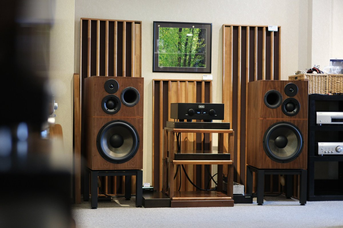 soundhunter1940's tweet photo. REVIVAL AUDIO『ATALANTE 7 Evo』
デモ機を試聴しました���
大きな38cmウーファーが特徴的!
軽量で剛性の高い玄武岩サンドイッチ構造のユニットによるハイスピードなサウンドが魅力です。
エレクトリ様、ありがとうございました!
※既に撤収済みです🙇
#REVIVALAUDIO #ATALANTE7EVO https://t.co/yUiWfCe9mU