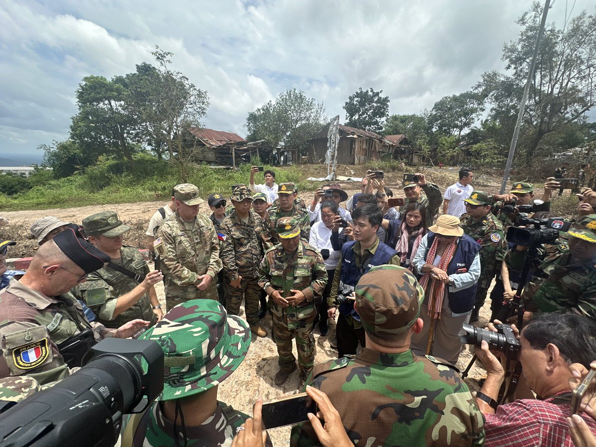 LeongWaiKitCNA's tweet image. Cambodia accuses Thailand of ceasefire breach by invading its territory twice on Jul 29 - and on one occasion, captured 20 Cambodian soldiers 

Details shared during defence attache visit to An Sec, Preah Vihear 

Malaysia, US, Russia among those who went