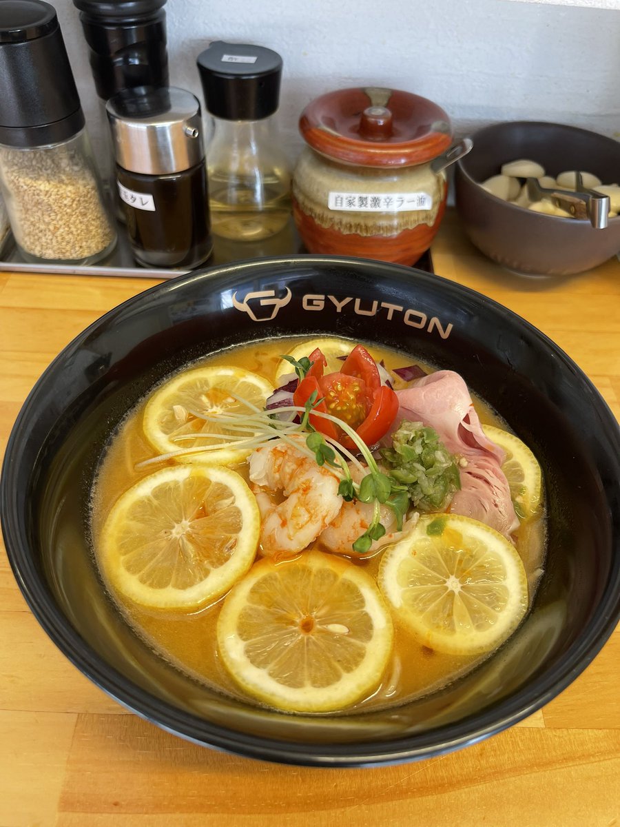 xiaomin0619's tweet photo. 番外編
今日の賄い🍜
自分で作ったえびレモン塩ラーメン🦐🍋🍜
1日、2日今週金曜日、土曜日の期間限定ラーメン🧂🍜
手作りの青唐辛子入り、GUYTONスープシンプルの塩味とえび油、レモンでさっぱりして、青唐辛子と🍋酸辣酸辣🍜
辛いのが苦手の中お客様青唐辛子抜き可能🍜
#ラーメン
#GUYTON https://t.co/X7B0BblRP7