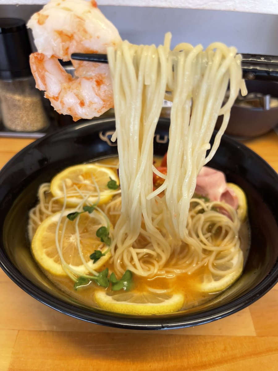 xiaomin0619's tweet photo. 番外編
今日の賄い🍜
自分で作ったえびレモン塩ラーメン🦐🍋🍜
1日、2日今週金曜日、土曜日の期間限定ラーメン🧂🍜
手作りの青唐辛子入り、GUYTONスープシンプルの塩味とえび油、レモンでさっぱりして、青唐辛子と🍋酸辣酸辣🍜
辛いのが苦手の中お客様青唐辛子抜き可能🍜
#ラーメン
#GUYTON https://t.co/X7B0BblRP7
