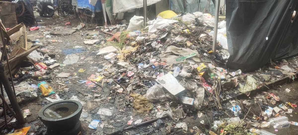 SultanK3000's tweet photo. "Zuber Apartment, Amrut Nagar ke gate par kachre ka dher lag chuka hai. Bacche badbu se bimar pad rahe hain. Yeh sirf gandagi nahi, sehat ka khatra hai. Jald se jald saaf kiya jaye! @H_CrystalClean
@TMCaTweet @CMOMaharashtra कृपया ध्यान दें!" #cleanMumbra https://t.co/hLPYXxyETm