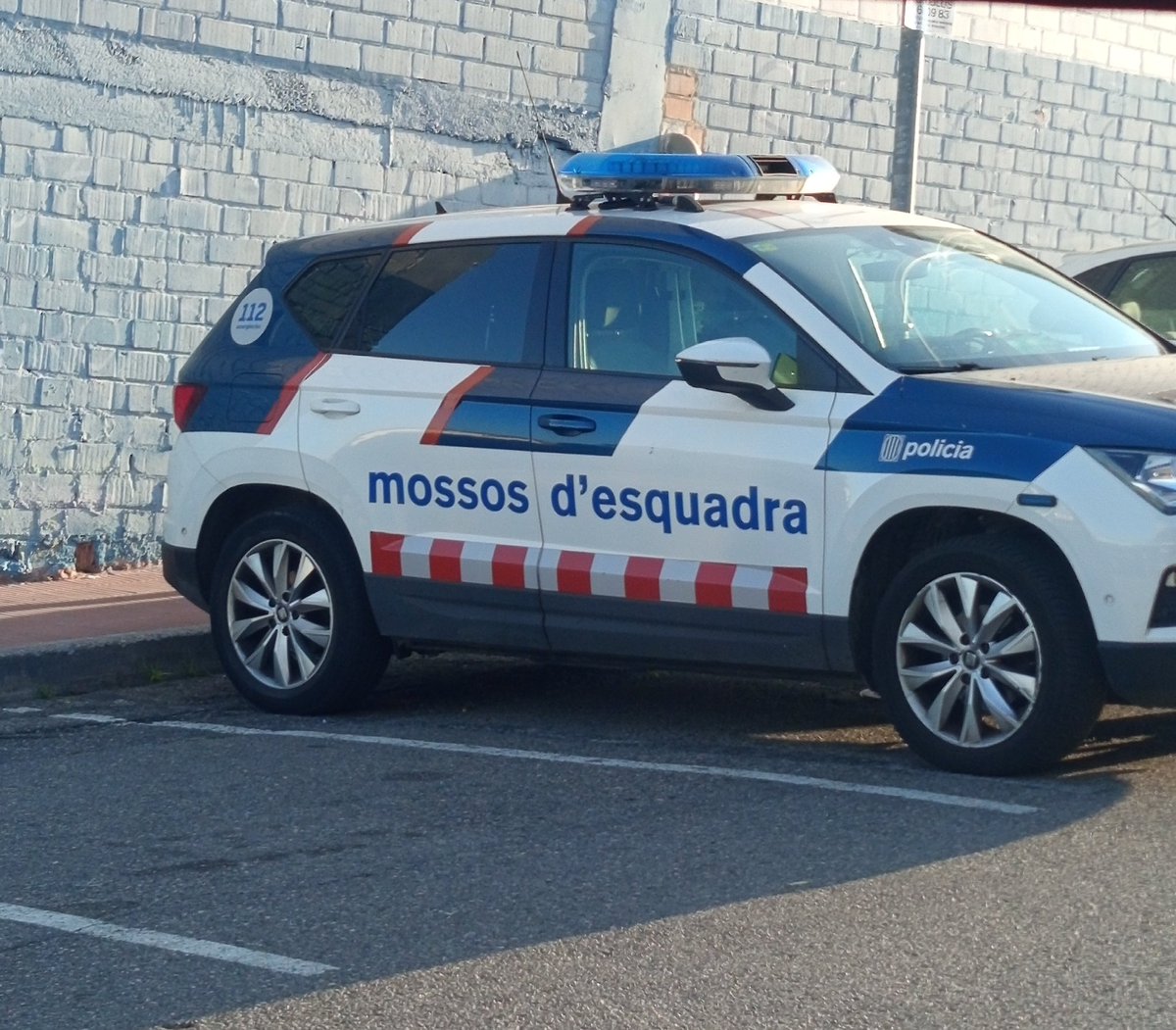Jorditgn40's tweet image. Sempre vaig a fer el cafè de bon matí i a buscar el pa. Un grup de Mossos, saben qui sóc, em diuen; seguiu apretant , que la @orriolsderipoll segueixi així que serà un tsunami a les properes eleccions.