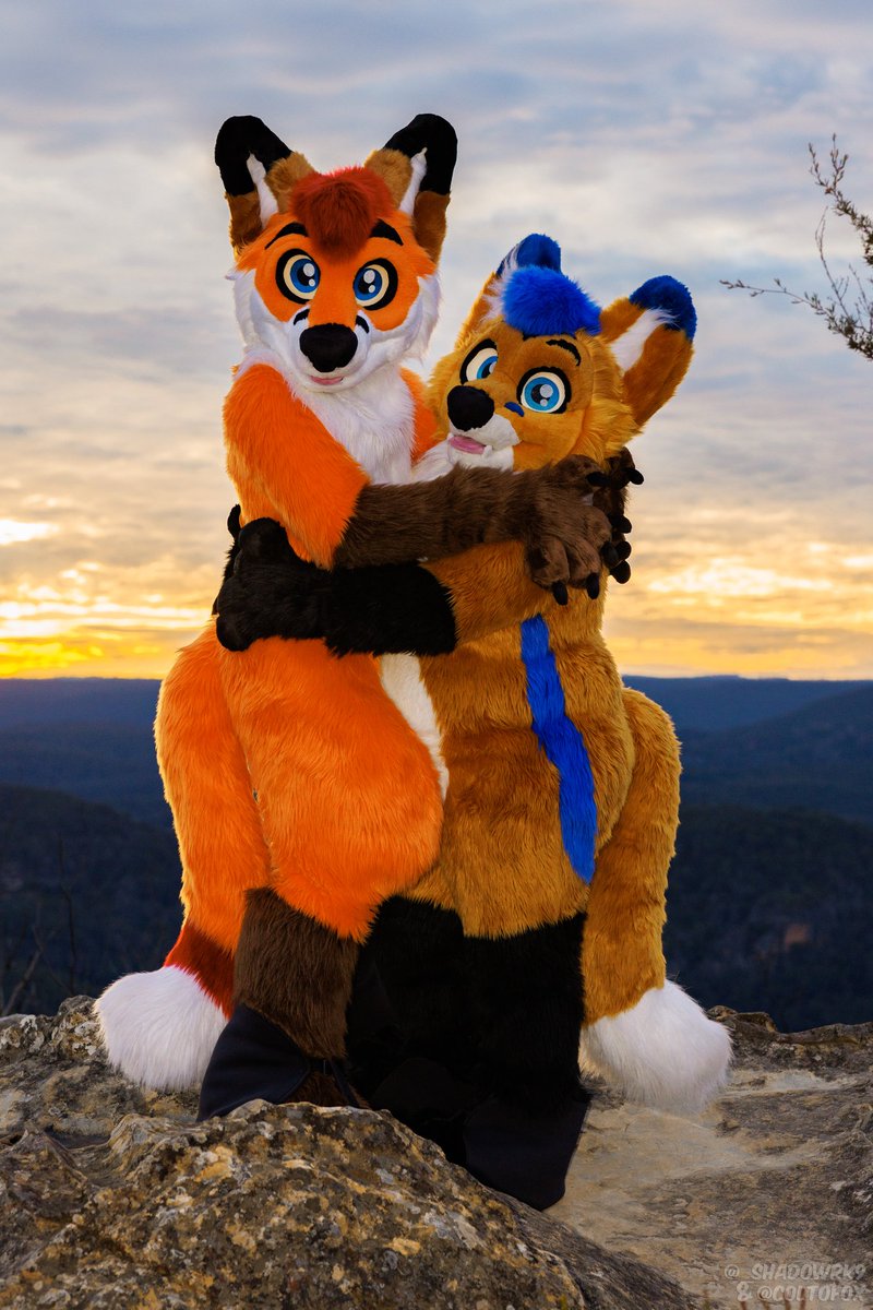 I love how my curves fit in his curves🤭🧡💙 
<a href="/coltofox/">Colto Fox</a> #TummyTuesday #furry